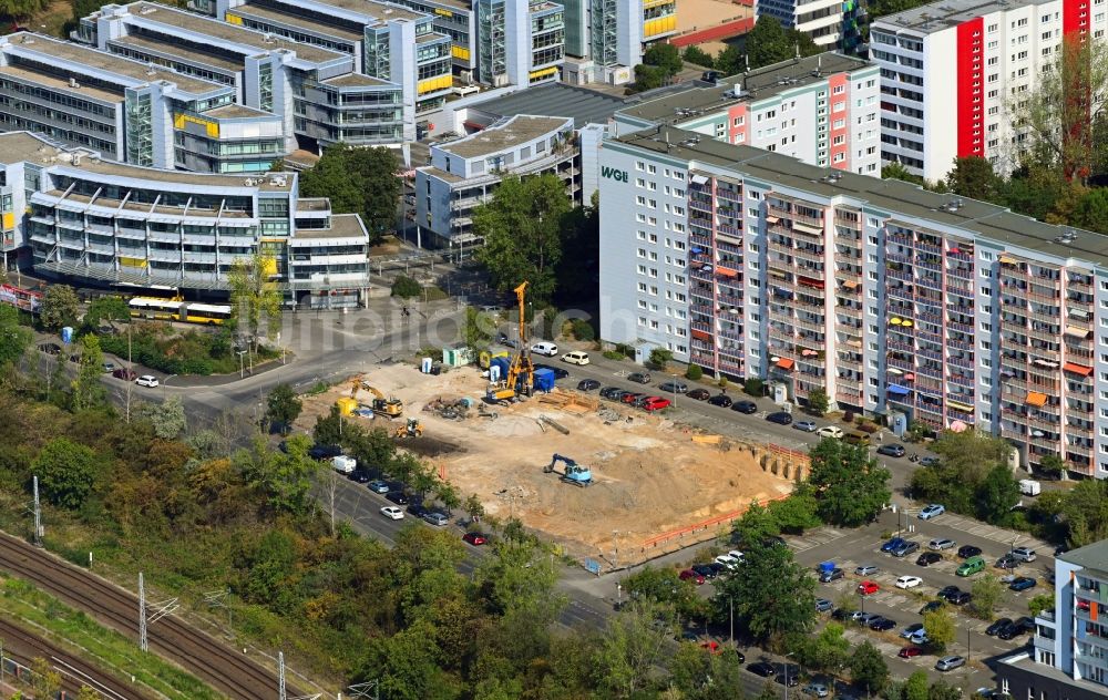 Berlin von oben - Baustelle zum Neubau eines Wohnhauses im Ortsteil Fennpfuhl in Berlin, Deutschland