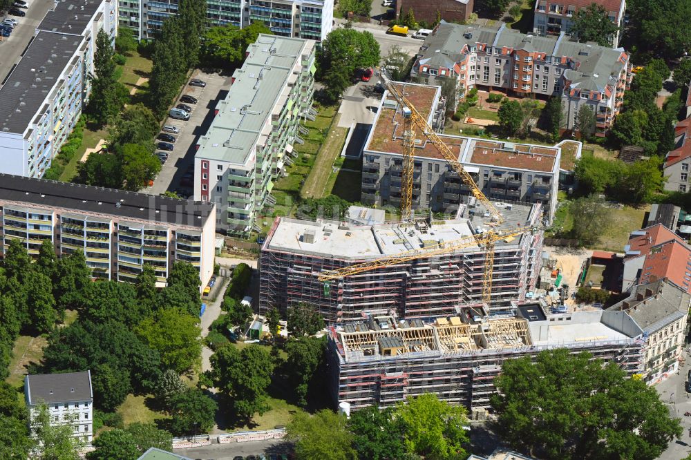 Luftaufnahme Berlin - Baustelle zum Neubau eines Wohnhauses im Ortsteil Friedrichsfelde in Berlin, Deutschland