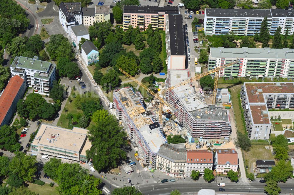 Luftaufnahme Berlin - Baustelle zum Neubau eines Wohnhauses im Ortsteil Friedrichsfelde in Berlin, Deutschland