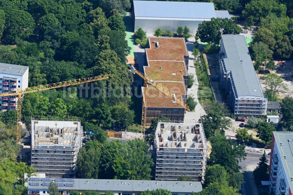 Berlin aus der Vogelperspektive: Baustelle zum Neubau eines Wohnhauses im Ortsteil Friedrichsfelde in Berlin, Deutschland