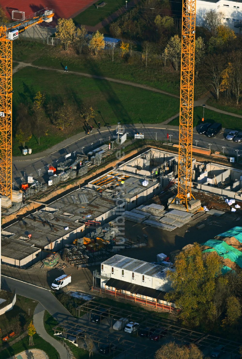 Luftbild Berlin - Baustelle zum Neubau eines Wohnhauses im Ortsteil Hellersdorf in Berlin, Deutschland