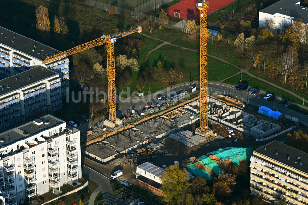 Luftaufnahme Berlin - Baustelle zum Neubau eines Wohnhauses im Ortsteil Hellersdorf in Berlin, Deutschland