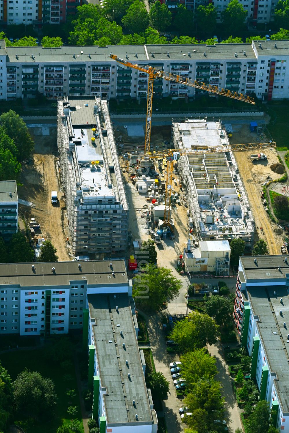 Luftaufnahme Berlin - Baustelle zum Neubau eines Wohnhauses im Ortsteil Hellersdorf in Berlin, Deutschland