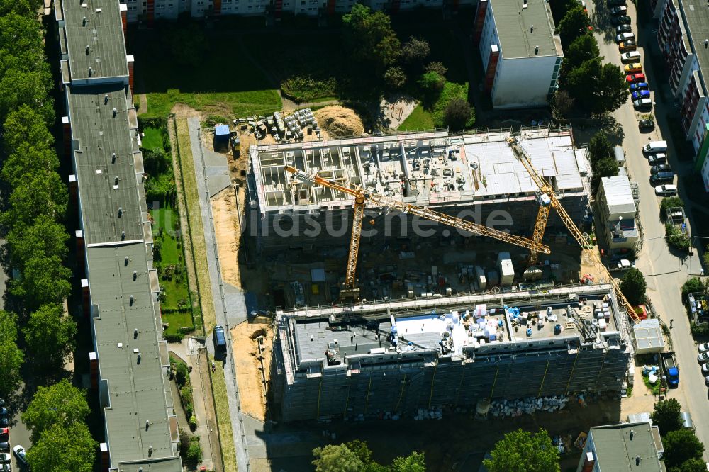 Berlin von oben - Baustelle zum Neubau eines Wohnhauses im Ortsteil Hellersdorf in Berlin, Deutschland