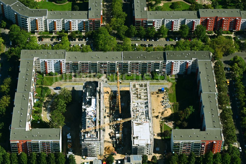 Luftbild Berlin - Baustelle zum Neubau eines Wohnhauses im Ortsteil Hellersdorf in Berlin, Deutschland