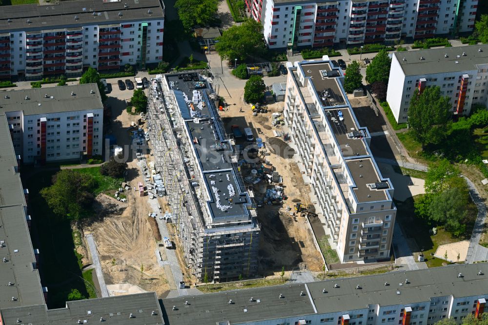 Berlin aus der Vogelperspektive: Baustelle zum Neubau eines Wohnhauses im Ortsteil Hellersdorf in Berlin, Deutschland