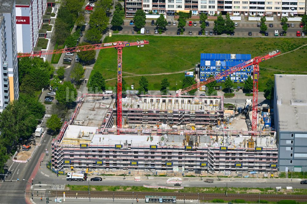 Berlin aus der Vogelperspektive: Baustelle zum Neubau eines Wohnhauses im Ortsteil Hohenschönhausen in Berlin, Deutschland