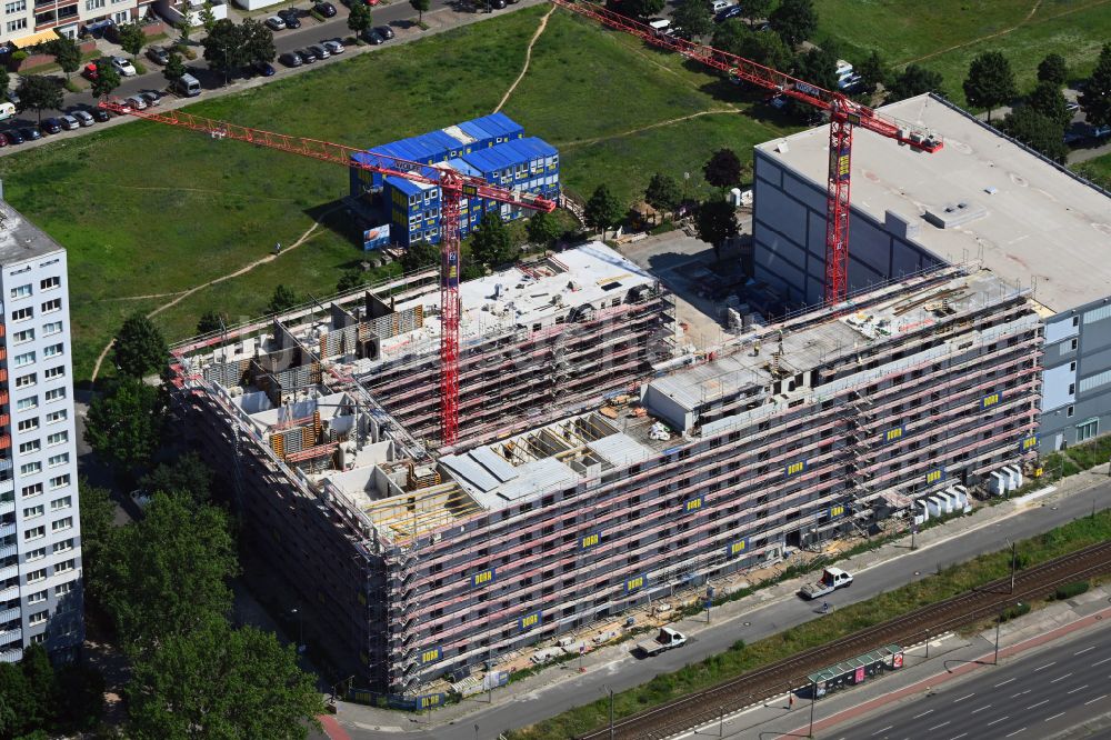 Luftaufnahme Berlin - Baustelle zum Neubau eines Wohnhauses im Ortsteil Hohenschönhausen in Berlin, Deutschland