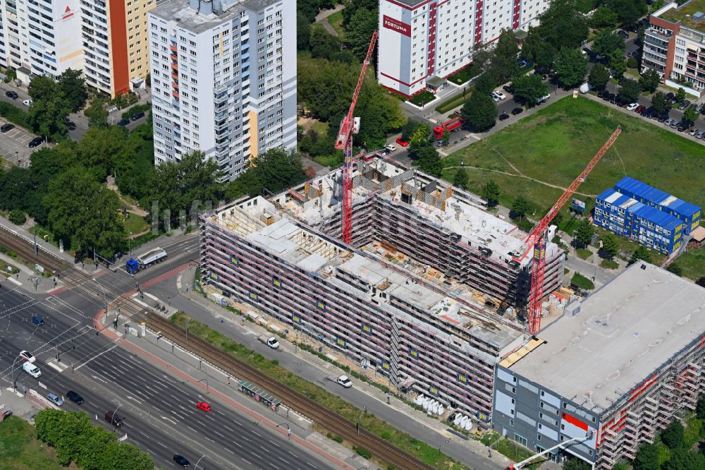 Berlin von oben - Baustelle zum Neubau eines Wohnhauses im Ortsteil Hohenschönhausen in Berlin, Deutschland