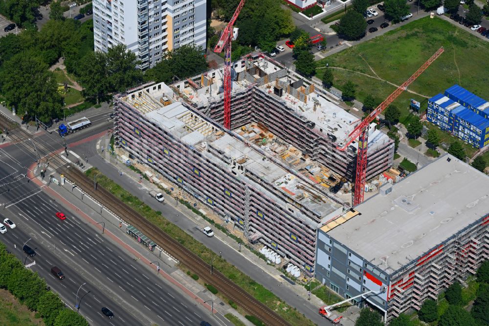 Berlin aus der Vogelperspektive: Baustelle zum Neubau eines Wohnhauses im Ortsteil Hohenschönhausen in Berlin, Deutschland
