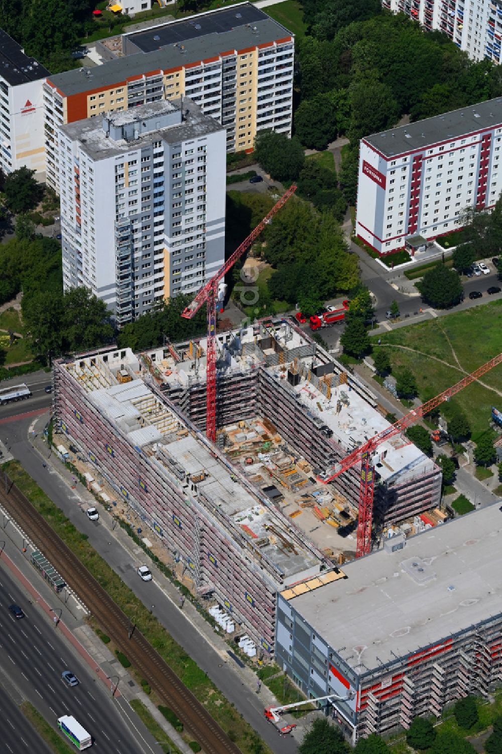Luftbild Berlin - Baustelle zum Neubau eines Wohnhauses im Ortsteil Hohenschönhausen in Berlin, Deutschland