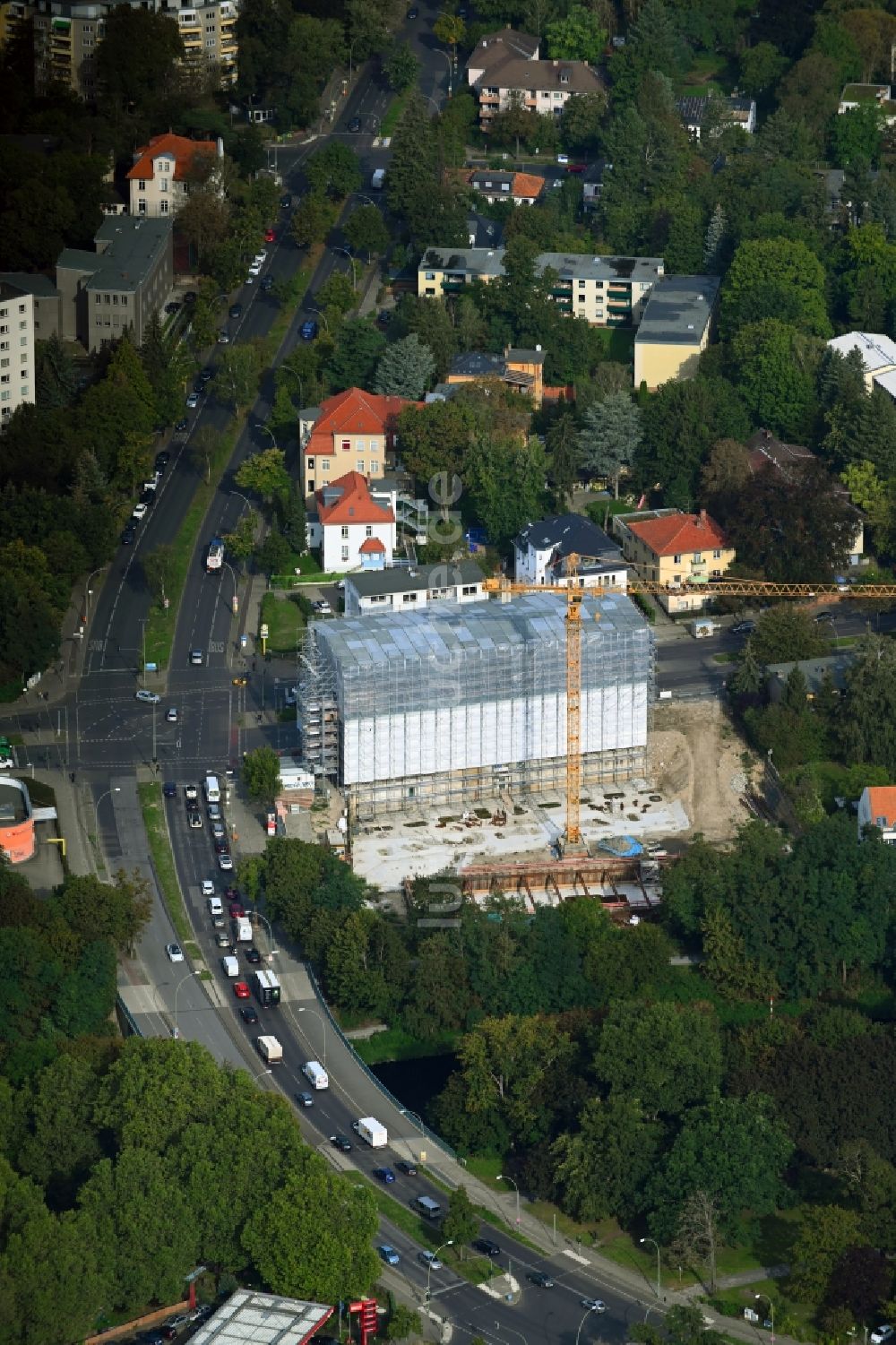 Luftbild Berlin - Baustelle zum Neubau eines Wohnhauses im Ortsteil Lichterfelde in Berlin, Deutschland
