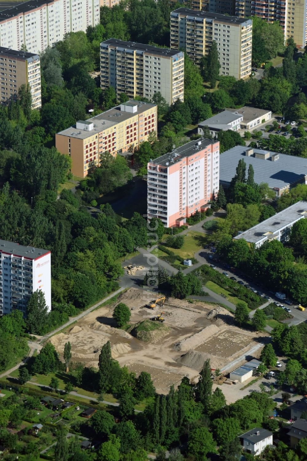 Berlin aus der Vogelperspektive: Baustelle zum Neubau eines Wohnhauses im Ortsteil Marzahn in Berlin, Deutschland