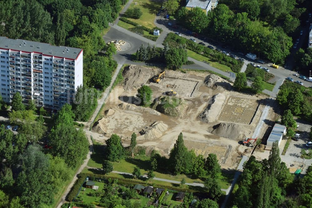 Luftbild Berlin - Baustelle zum Neubau eines Wohnhauses im Ortsteil Marzahn in Berlin, Deutschland