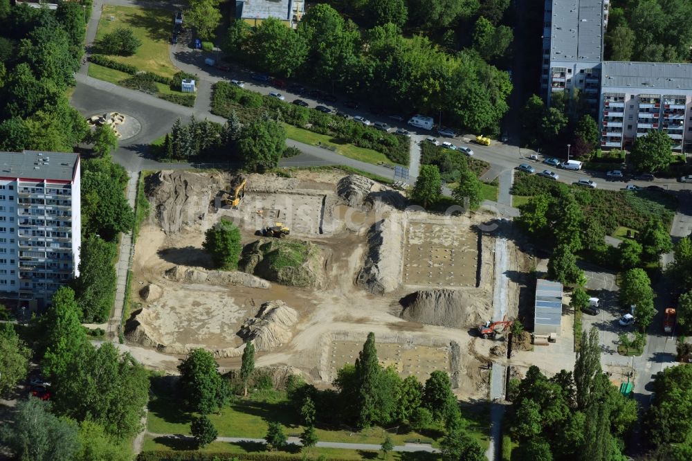 Luftaufnahme Berlin - Baustelle zum Neubau eines Wohnhauses im Ortsteil Marzahn in Berlin, Deutschland