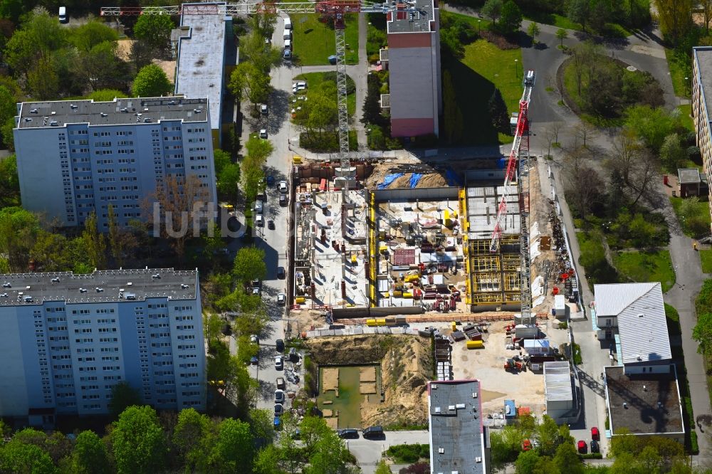 Berlin aus der Vogelperspektive: Baustelle zum Neubau eines Wohnhauses im Ortsteil Marzahn in Berlin, Deutschland