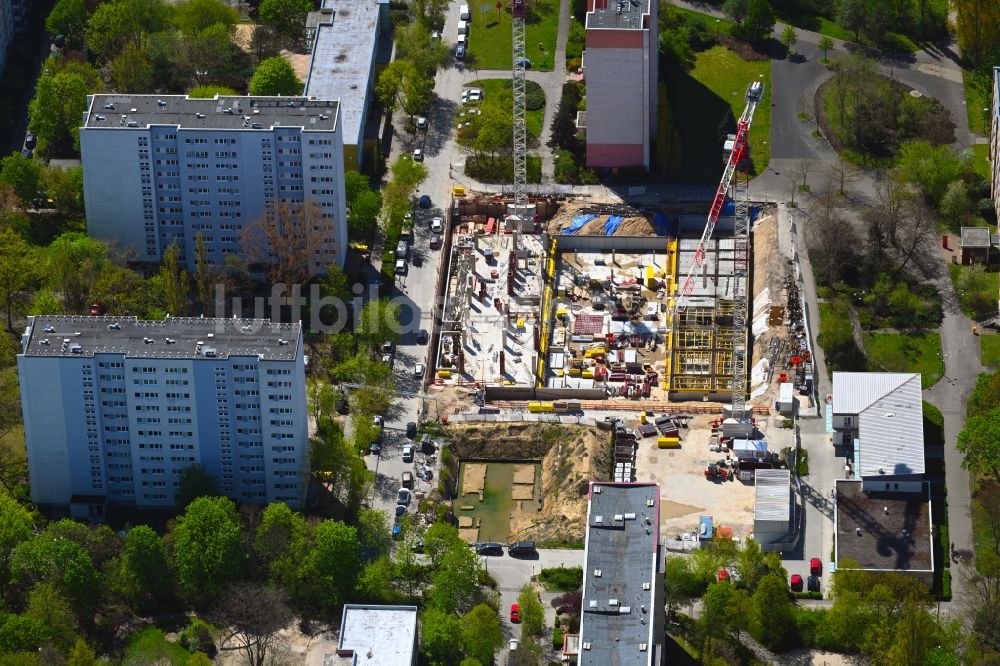 Luftbild Berlin - Baustelle zum Neubau eines Wohnhauses im Ortsteil Marzahn in Berlin, Deutschland