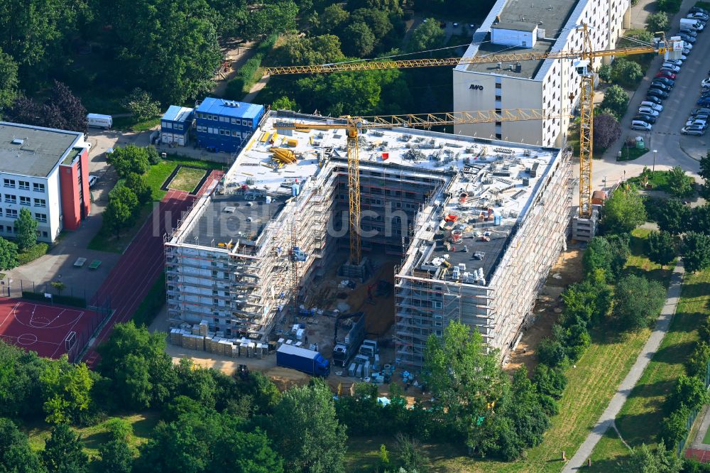 Luftaufnahme Berlin - Baustelle zum Neubau eines Wohnhauses im Ortsteil Marzahn in Berlin, Deutschland