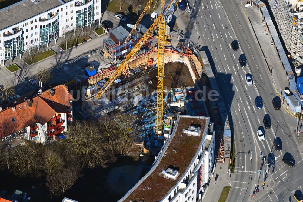 Luftaufnahme München - Baustelle zum Neubau eines Wohnhauses im Ortsteil Pasing-Obermenzing in München im Bundesland Bayern, Deutschland