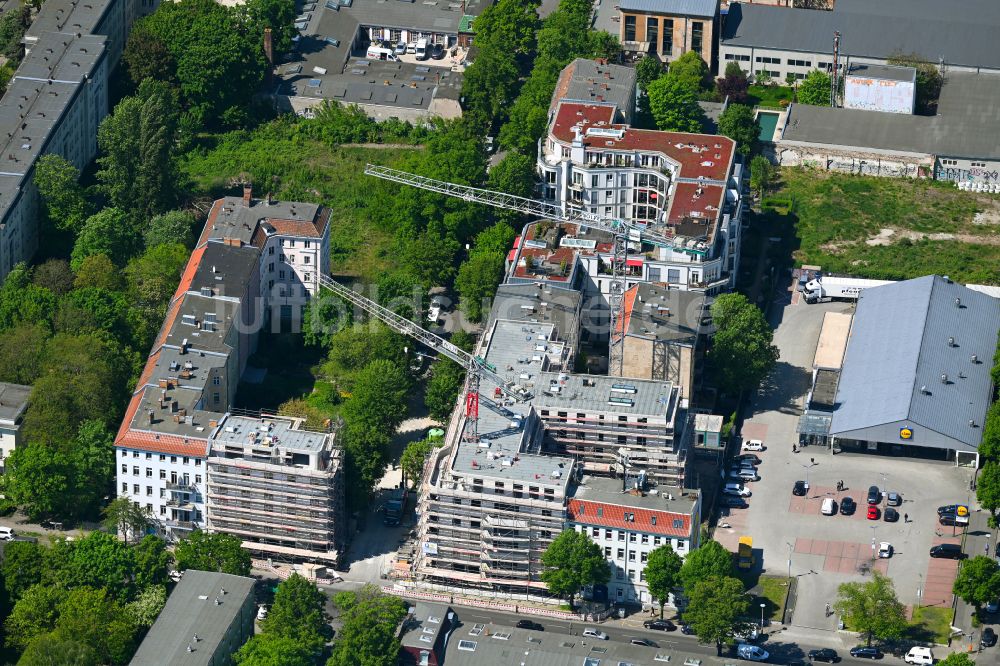 Berlin von oben - Baustelle zum Neubau eines Wohnhauses im Ortsteil Weißensee in Berlin, Deutschland
