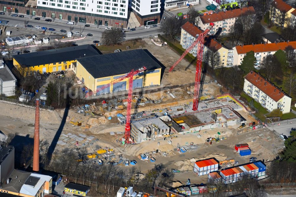 Luftaufnahme München - Baustelle zum Neubau eines Wohnhauses an der Piusstraße - Püreelinie im Ortsteil Berg am Laim in München im Bundesland Bayern, Deutschland