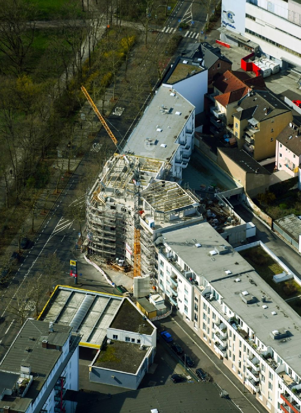 Aschaffenburg aus der Vogelperspektive: Baustelle zum Neubau eines Wohnhauses an der Platanenallee in Aschaffenburg im Bundesland Bayern, Deutschland