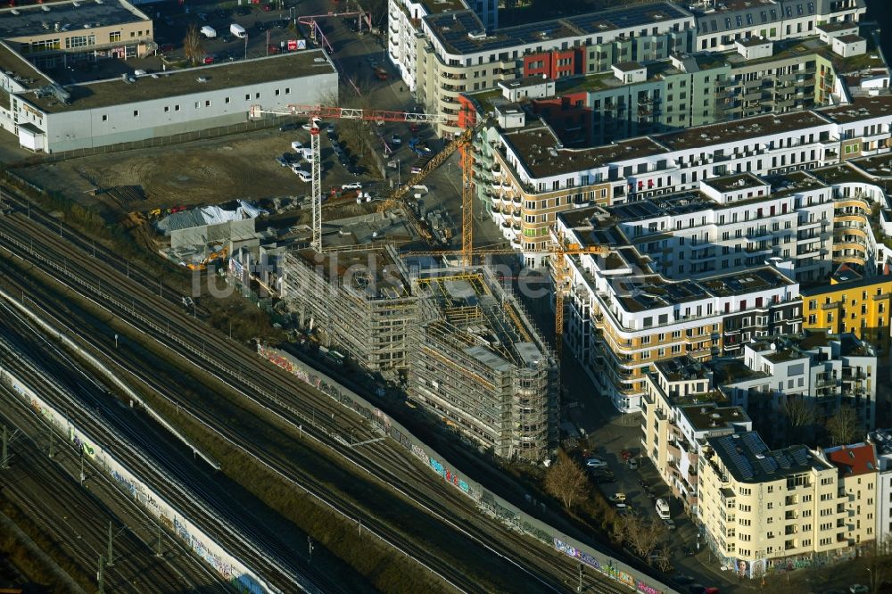 Luftaufnahme Berlin - Baustelle zum Neubau eines Wohnhauses Revaler Spitze im Ortsteil Friedrichshain in Berlin, Deutschland