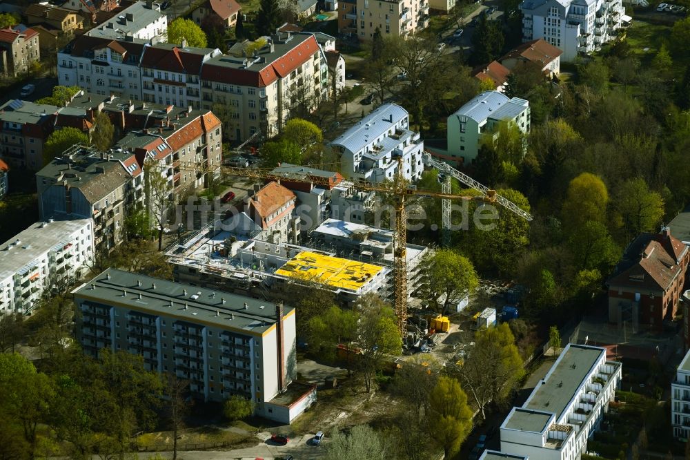 Berlin von oben - Baustelle zum Neubau eines Wohnhauses an der Schloßallee im Ortsteil Niederschönhausen in Berlin, Deutschland