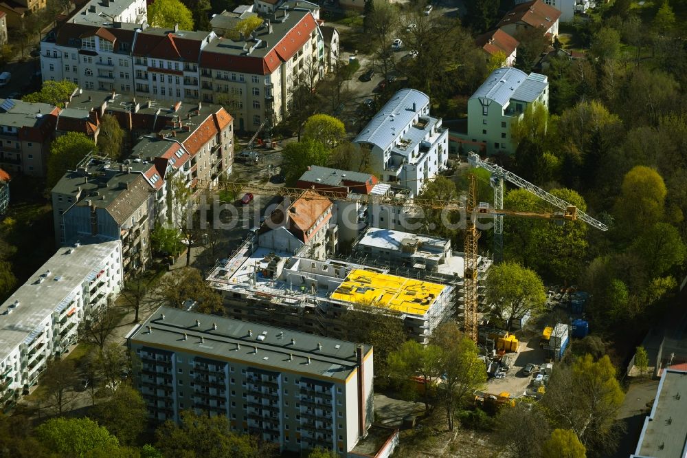 Luftaufnahme Berlin - Baustelle zum Neubau eines Wohnhauses an der Schloßallee im Ortsteil Niederschönhausen in Berlin, Deutschland