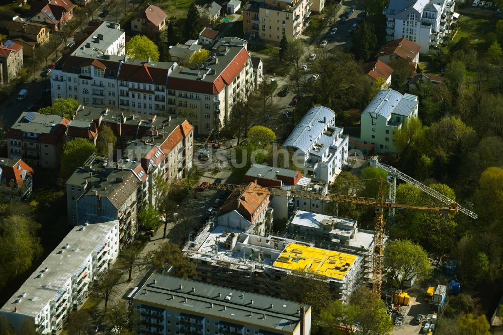 Berlin von oben - Baustelle zum Neubau eines Wohnhauses an der Schloßallee im Ortsteil Niederschönhausen in Berlin, Deutschland