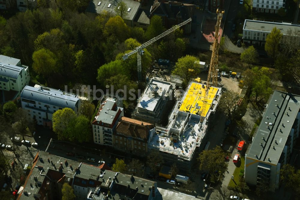 Luftaufnahme Berlin - Baustelle zum Neubau eines Wohnhauses an der Schloßallee im Ortsteil Niederschönhausen in Berlin, Deutschland