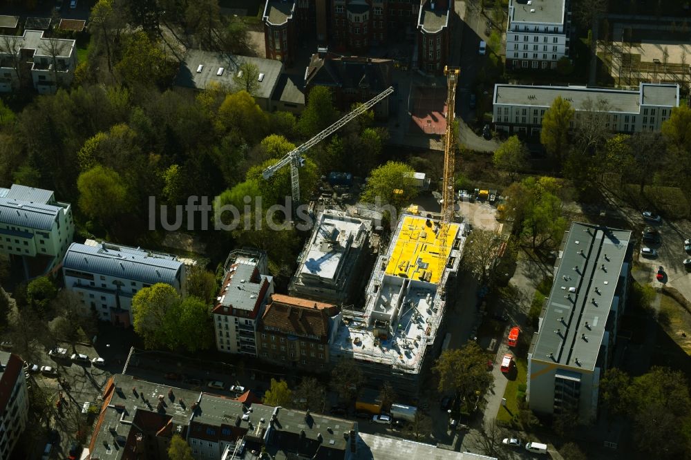 Berlin von oben - Baustelle zum Neubau eines Wohnhauses an der Schloßallee im Ortsteil Niederschönhausen in Berlin, Deutschland