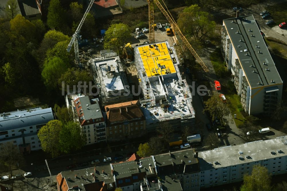 Luftaufnahme Berlin - Baustelle zum Neubau eines Wohnhauses an der Schloßallee im Ortsteil Niederschönhausen in Berlin, Deutschland