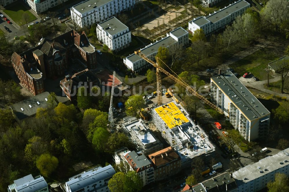 Berlin von oben - Baustelle zum Neubau eines Wohnhauses an der Schloßallee im Ortsteil Niederschönhausen in Berlin, Deutschland