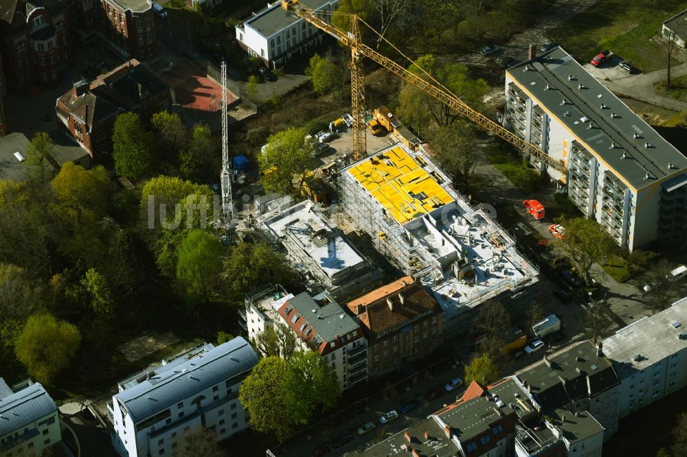 Berlin aus der Vogelperspektive: Baustelle zum Neubau eines Wohnhauses an der Schloßallee im Ortsteil Niederschönhausen in Berlin, Deutschland