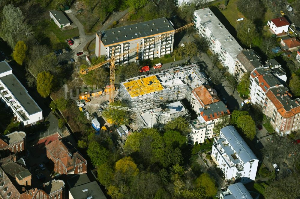 Luftaufnahme Berlin - Baustelle zum Neubau eines Wohnhauses an der Schloßallee im Ortsteil Niederschönhausen in Berlin, Deutschland