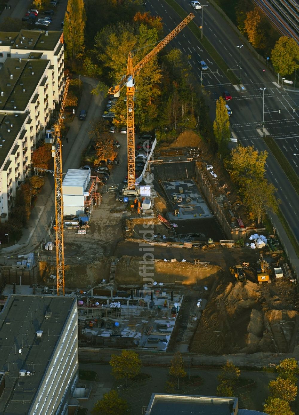 Luftaufnahme Berlin - Baustelle zum Neubau eines Wohnhauses an der Schützenstraße im Ortsteil Altglienicke in Berlin, Deutschland