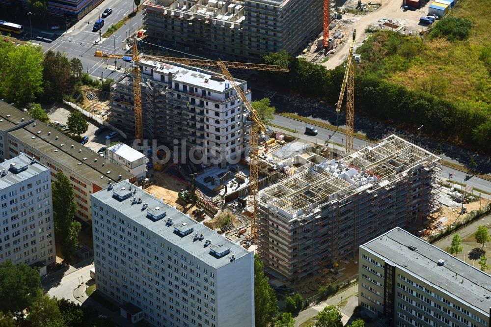 Luftaufnahme Berlin - Baustelle zum Neubau eines Wohnhauses an der Schützenstraße im Ortsteil Altglienicke in Berlin, Deutschland