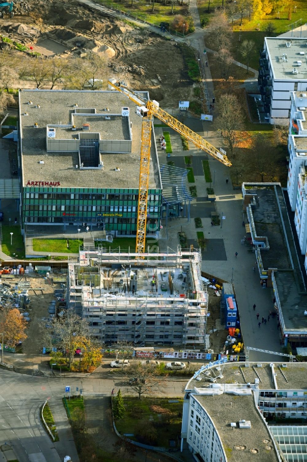 Luftaufnahme Berlin - Baustelle zum Neubau eines Wohnhauses an der Sella-Hasse-Straße im Ortsteil Marzahn in Berlin, Deutschland