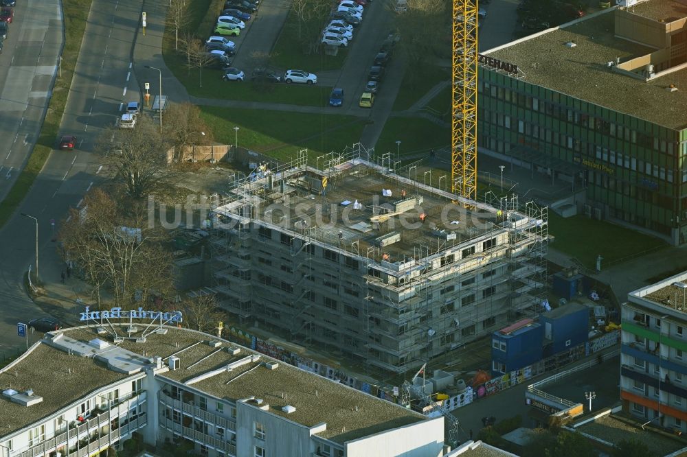 Berlin aus der Vogelperspektive: Baustelle zum Neubau eines Wohnhauses an der Sella-Hasse-Straße im Ortsteil Marzahn in Berlin, Deutschland