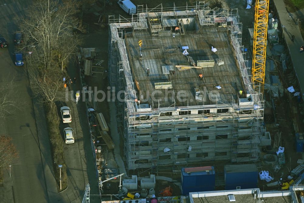 Berlin aus der Vogelperspektive: Baustelle zum Neubau eines Wohnhauses an der Sella-Hasse-Straße im Ortsteil Marzahn in Berlin, Deutschland