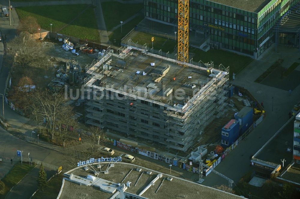 Luftaufnahme Berlin - Baustelle zum Neubau eines Wohnhauses an der Sella-Hasse-Straße im Ortsteil Marzahn in Berlin, Deutschland