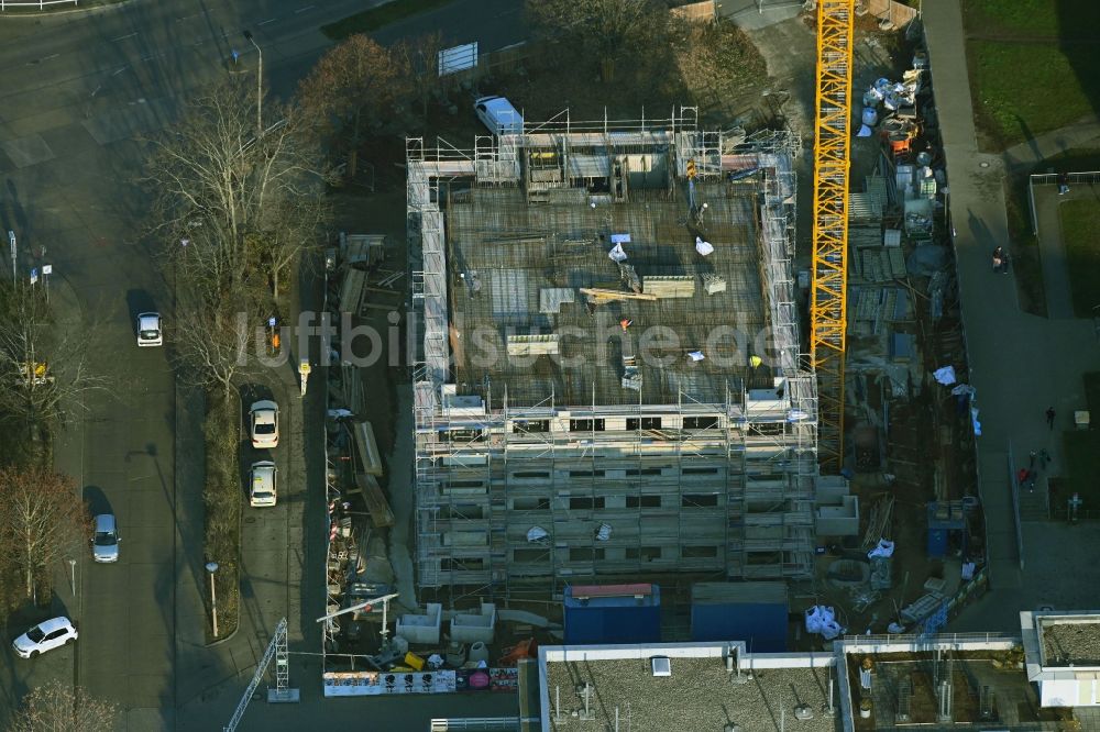 Luftbild Berlin - Baustelle zum Neubau eines Wohnhauses an der Sella-Hasse-Straße im Ortsteil Marzahn in Berlin, Deutschland