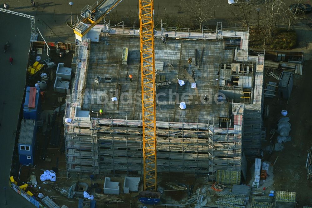 Berlin von oben - Baustelle zum Neubau eines Wohnhauses an der Sella-Hasse-Straße im Ortsteil Marzahn in Berlin, Deutschland