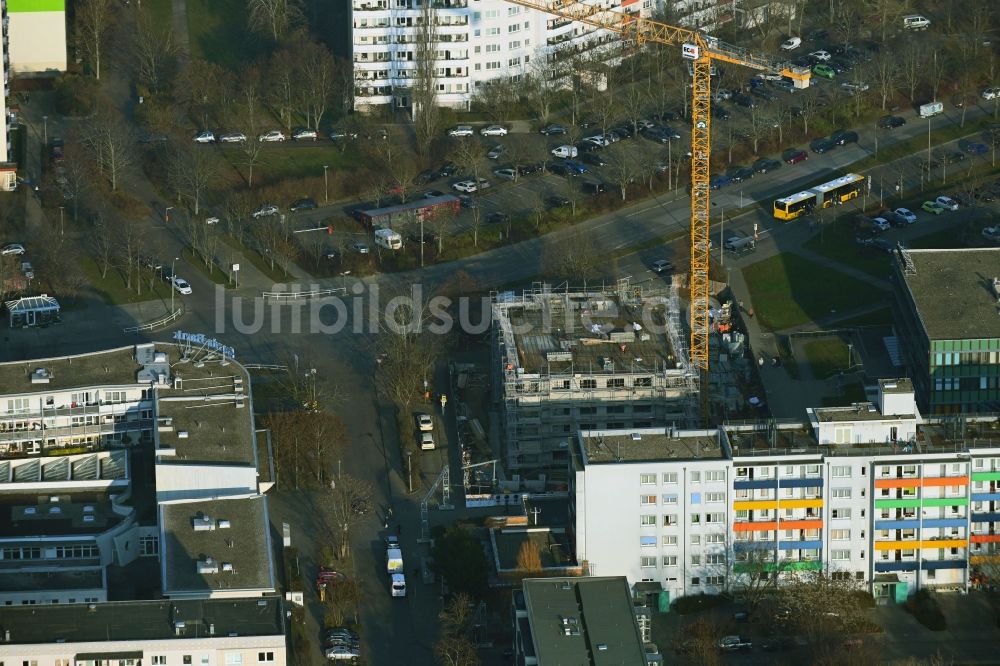 Luftbild Berlin - Baustelle zum Neubau eines Wohnhauses an der Sella-Hasse-Straße im Ortsteil Marzahn in Berlin, Deutschland