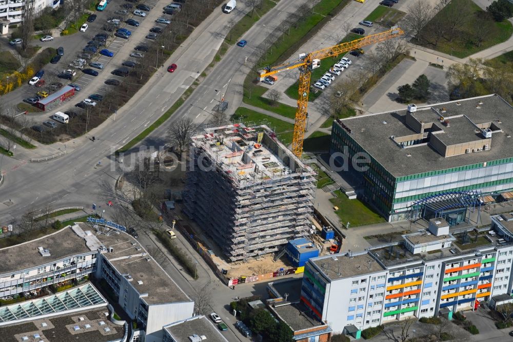 Luftbild Berlin - Baustelle zum Neubau eines Wohnhauses an der Sella-Hasse-Straße im Ortsteil Marzahn in Berlin, Deutschland