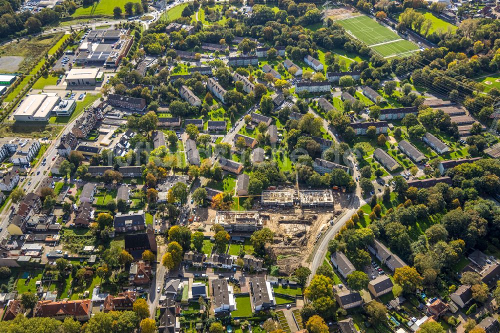 Dinslaken aus der Vogelperspektive: Baustelle zum Neubau eines Wohnhauses Solarquartier in Dinslaken im Bundesland Nordrhein-Westfalen, Deutschland