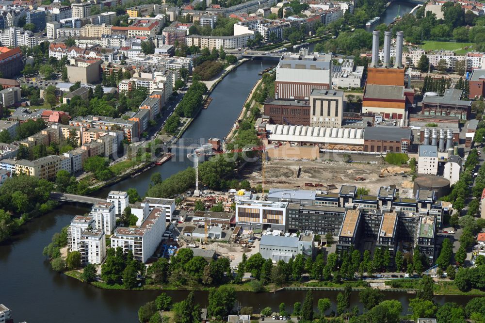 Berlin aus der Vogelperspektive: Baustelle zum Neubau eines Wohnhauses Am Spreebord auf der Mierendorff-Insel in Berlin, Deutschland