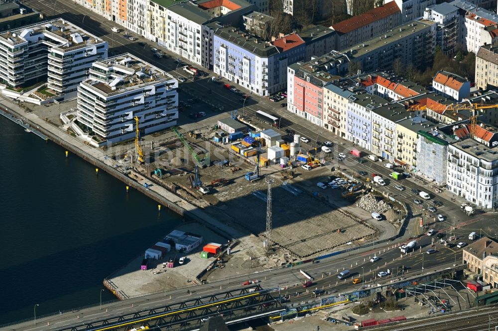 Luftaufnahme Berlin - Baustelle zum Neubau eines Wohnhauses an der Stralauer Allee im Ortsteil Friedrichshain in Berlin, Deutschland