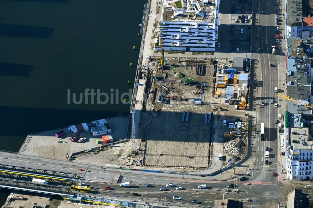 Berlin aus der Vogelperspektive: Baustelle zum Neubau eines Wohnhauses an der Stralauer Allee im Ortsteil Friedrichshain in Berlin, Deutschland